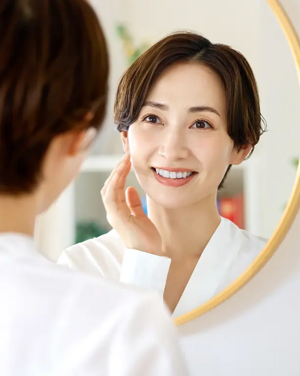 鏡で口元を確認する女性